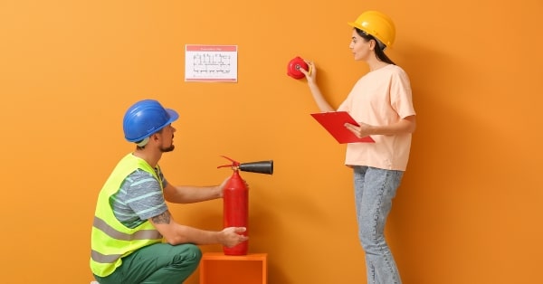 מומחי בטיחות אש בודקים בניין